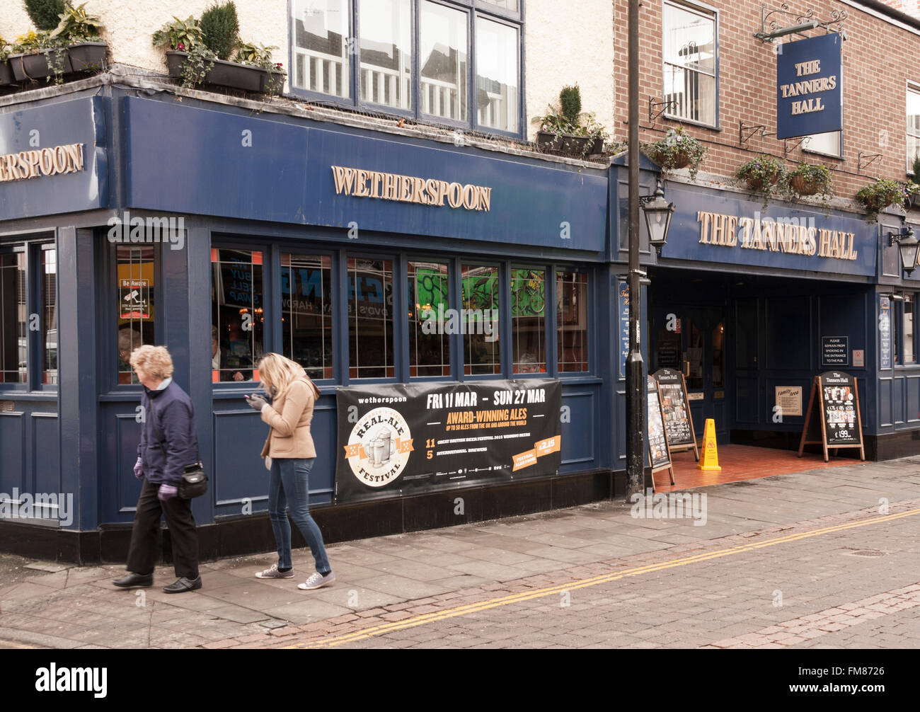 Une vue de la pub Wetherspoon à Darlington dans le nord-est de l'Angleterre Banque D'Images