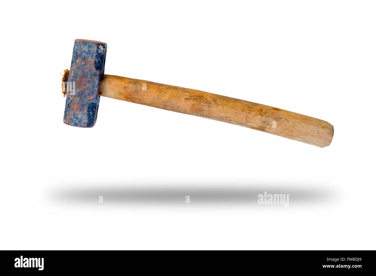 Ancien marteau avec manche en bois isolé sur fond blanc Banque D'Images