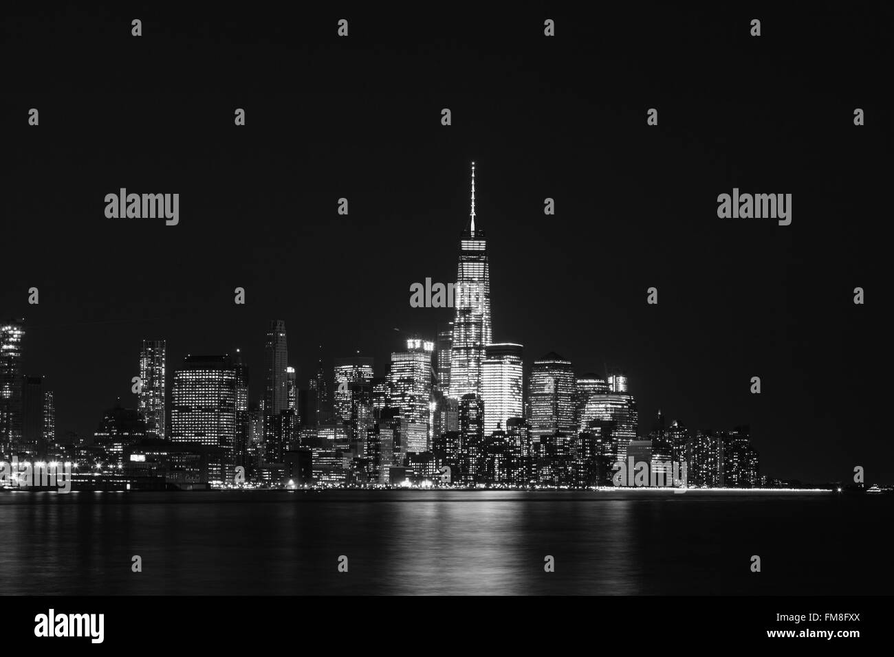 Une vue de la partie basse de Manhattan skyline at night, vu de l'Hoboken waterfront. Banque D'Images