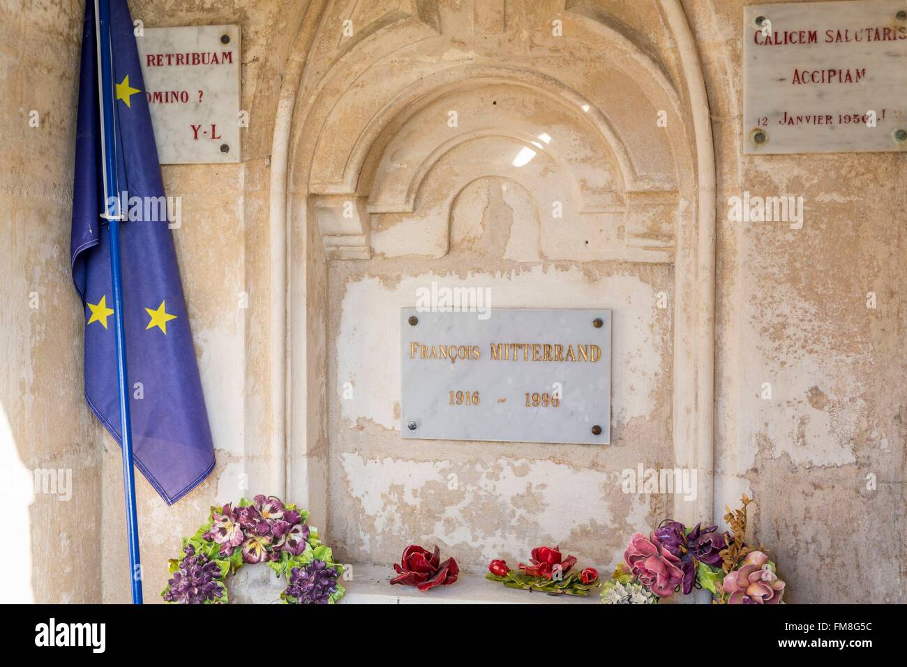 France, Charente, Jarnac, François Mitterrand tombe dans le cimetière des grandes maisons Photo