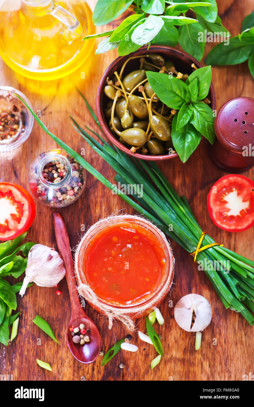 La sauce tomate dans du verre et de la Banque mondiale sur une table Banque D'Images