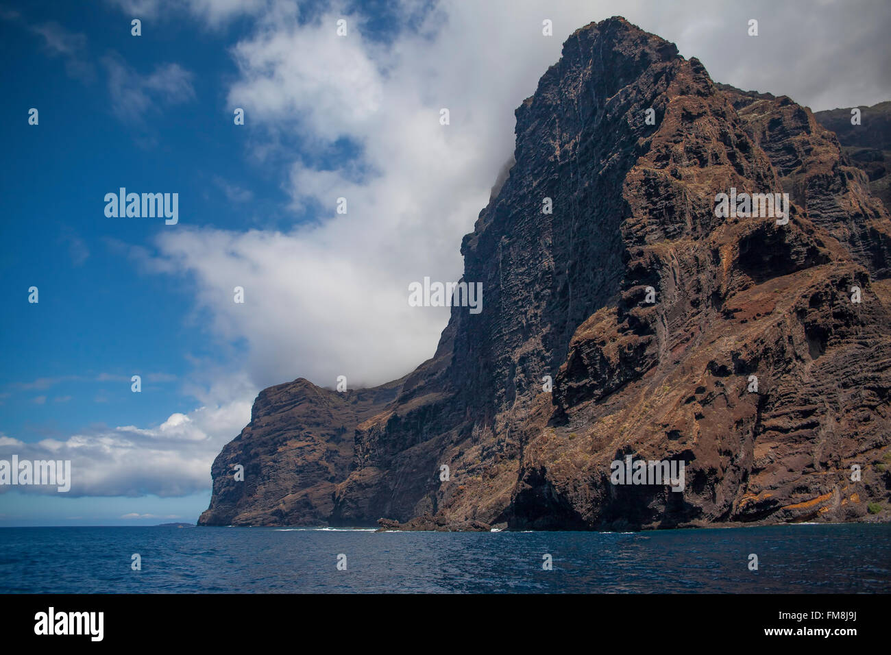 Océan Atlantique rocheux de la côte de Los Gigantes, Tenerife, Canaries, Espagne Banque D'Images