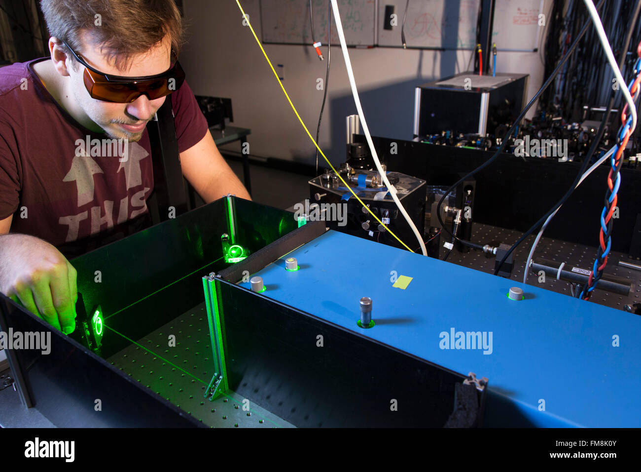 Montage expérimental dans un laboratoire laser à l'Institut de physique expérimentale à Dusseldorf, Allemagne Banque D'Images