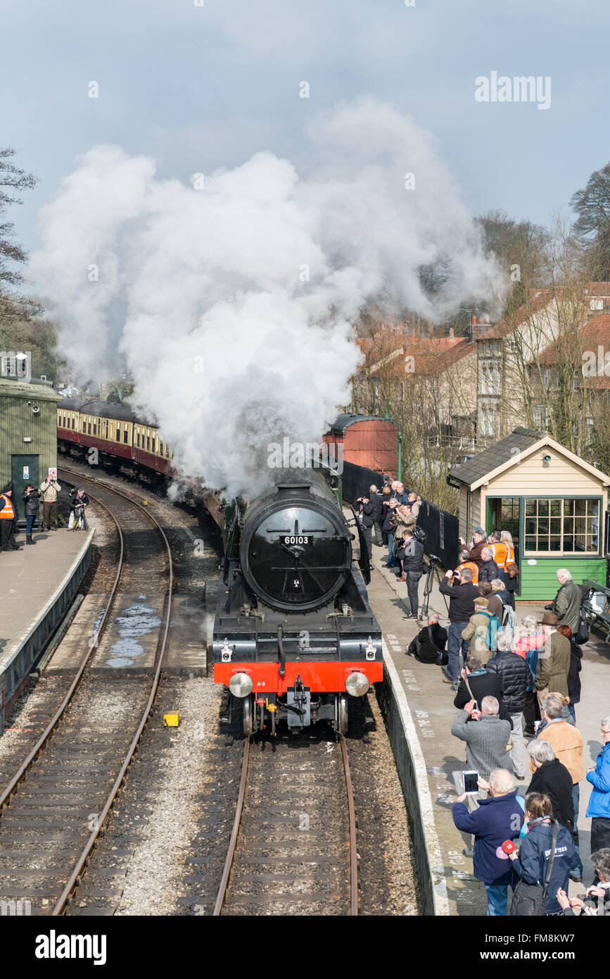 Pickering, North Yorkshire, 11e. Mars 2016. Des centaines de personnes pour accueillir le Flying Scotsman locomotive à vapeur qu'elle arrivera à Pickering. Le North York Moors railway est la première gare ferroviaire d'avoir la fameuse loco après sa 10 année £4,2 millions de livres de restauration. Banque D'Images