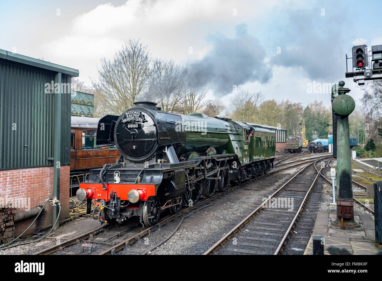 Pickering, North Yorkshire, 11e. Mars 2016. Des centaines de personnes pour accueillir le Flying Scotsman locomotive à vapeur qu'elle arrivera à Pickering. Le North York Moors railway est la première gare ferroviaire d'avoir la fameuse loco après sa 10 année £4,2 millions de livres de restauration. Banque D'Images