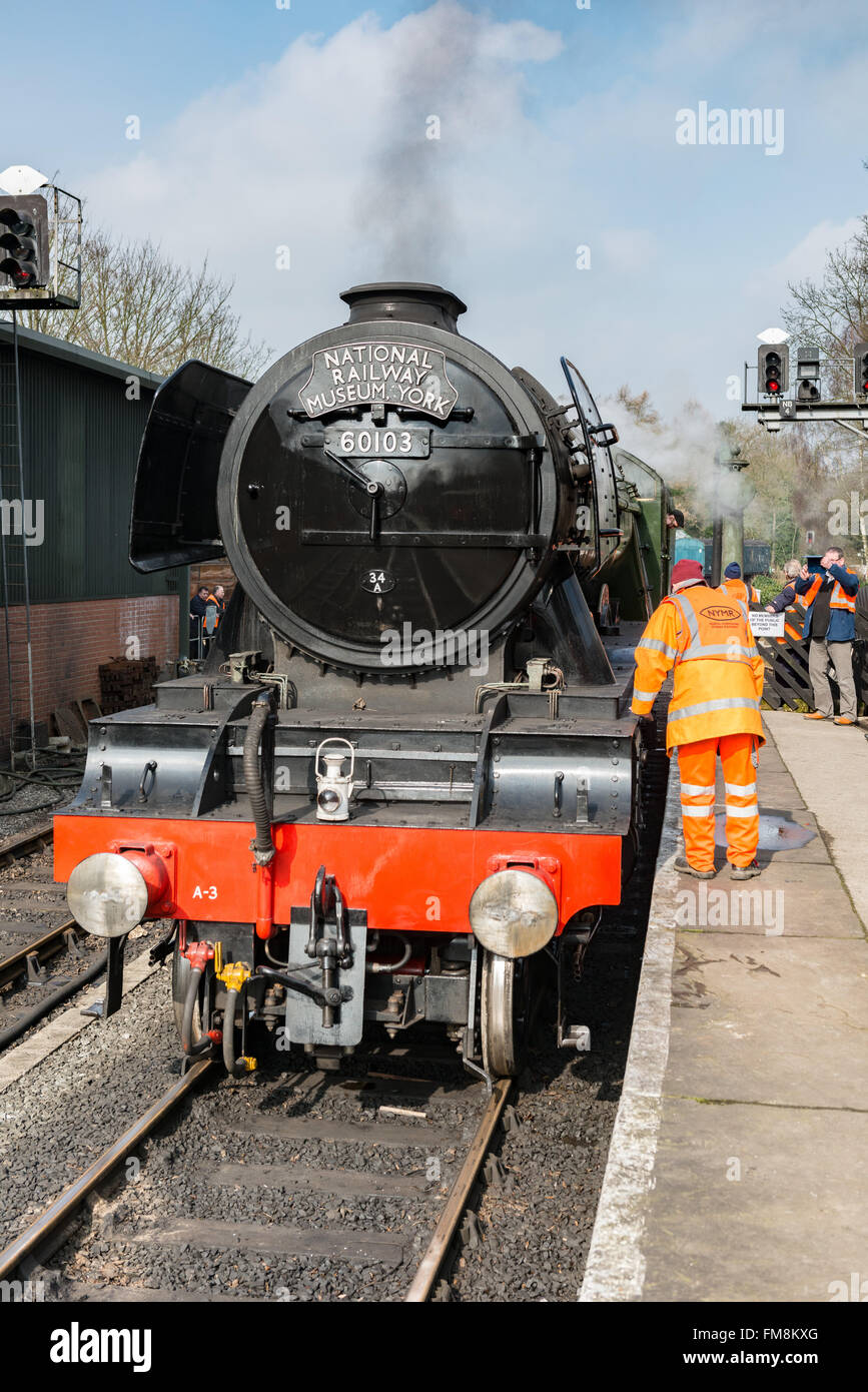 Pickering, North Yorkshire, 11e. Mars 2016. Des centaines de personnes pour accueillir le Flying Scotsman locomotive à vapeur qu'elle arrivera à Pickering. Le North York Moors railway est la première gare ferroviaire d'avoir la fameuse loco après sa 10 année £4,2 millions de livres de restauration. Banque D'Images