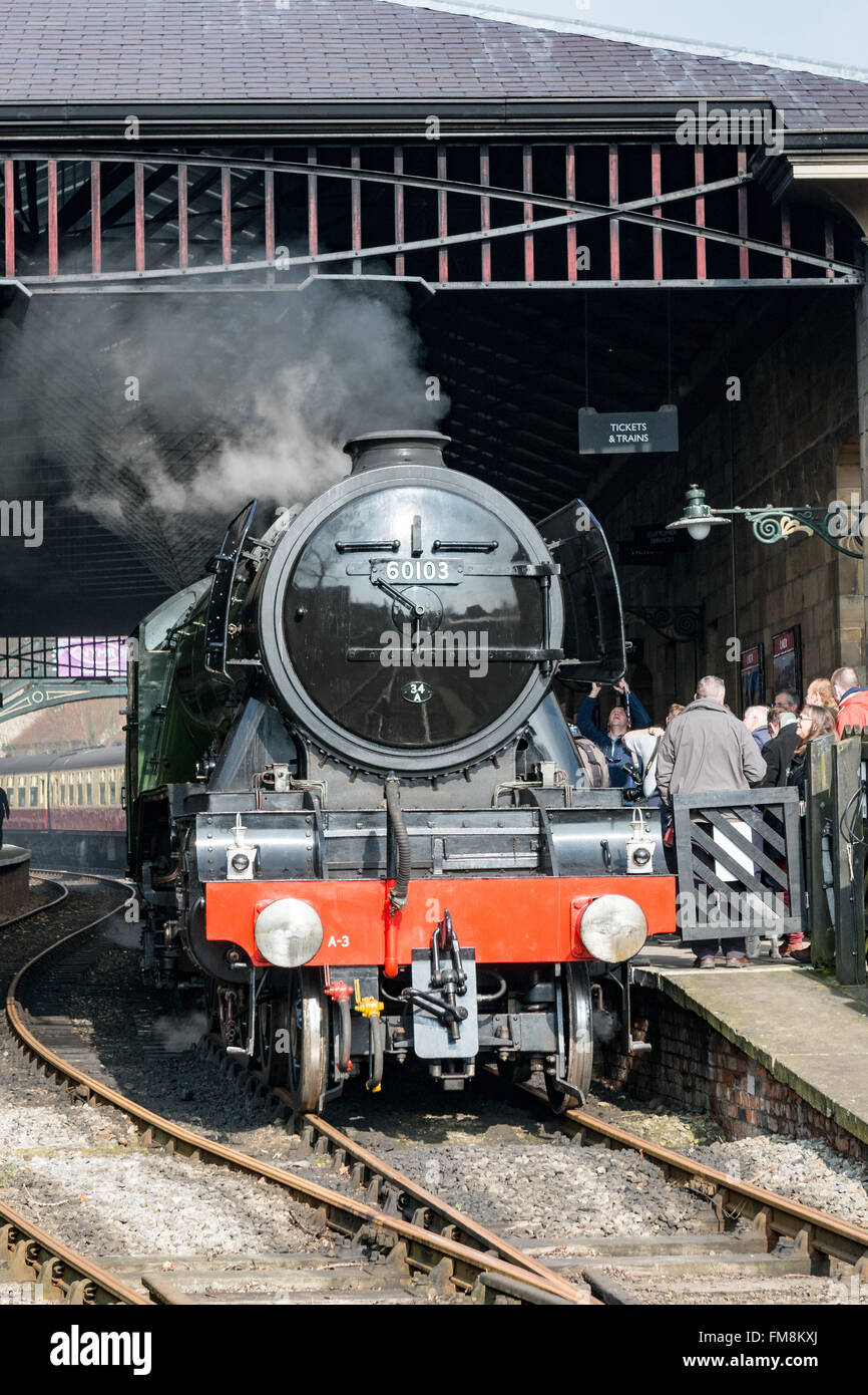 Pickering, North Yorkshire, 11e. Mars 2016. Des centaines de personnes pour accueillir le Flying Scotsman locomotive à vapeur qu'elle arrivera à Pickering. Le North York Moors railway est la première gare ferroviaire d'avoir la fameuse loco après sa 10 année £4,2 millions de livres de restauration. Banque D'Images