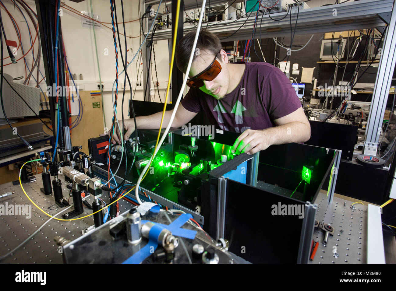 Montage expérimental dans un laboratoire laser à l'Institut de physique expérimentale à Dusseldorf, Allemagne Banque D'Images