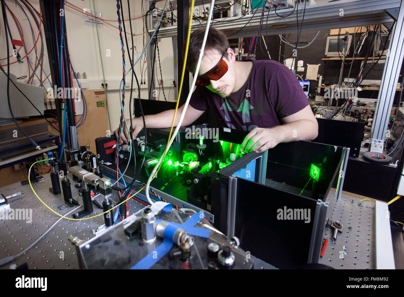 Montage expérimental dans un laboratoire laser à l'Institut de physique expérimentale à Dusseldorf, Allemagne Banque D'Images