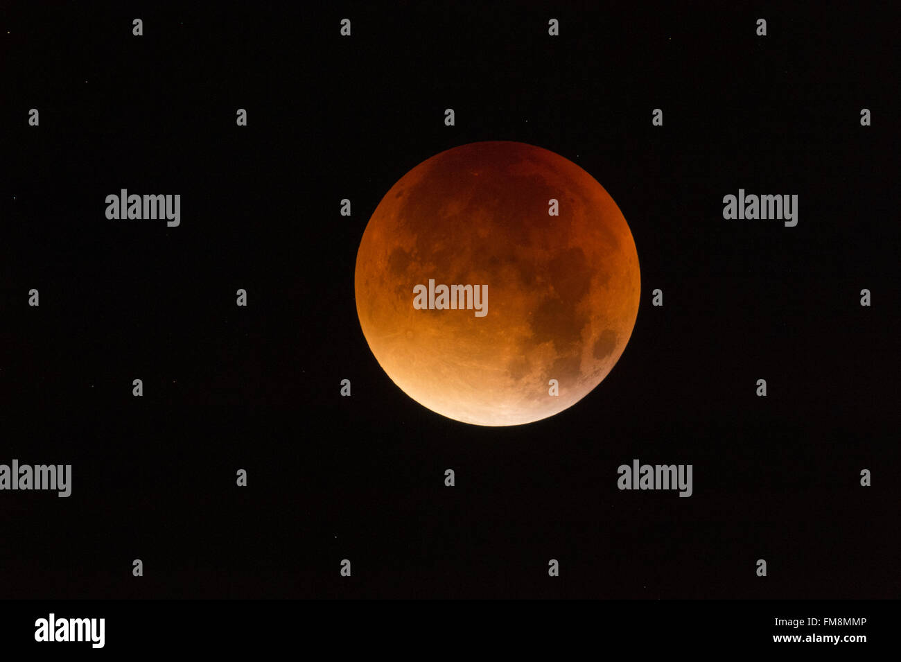 Éclipse de lune, rouge sang, supermoon lune / Blutmond, 28 septembre 2015, autour d'étoiles scintillantes, détaillée shot. Banque D'Images