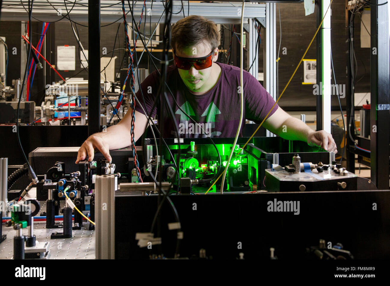 Montage expérimental dans un laboratoire laser à l'Institut de physique expérimentale à Dusseldorf, Allemagne Banque D'Images