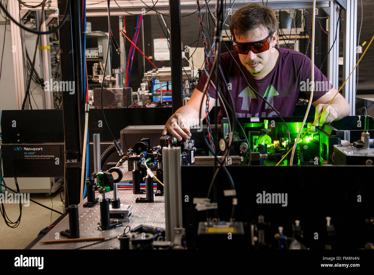 Montage expérimental dans un laboratoire laser à l'Institut de physique expérimentale à Dusseldorf, Allemagne Banque D'Images