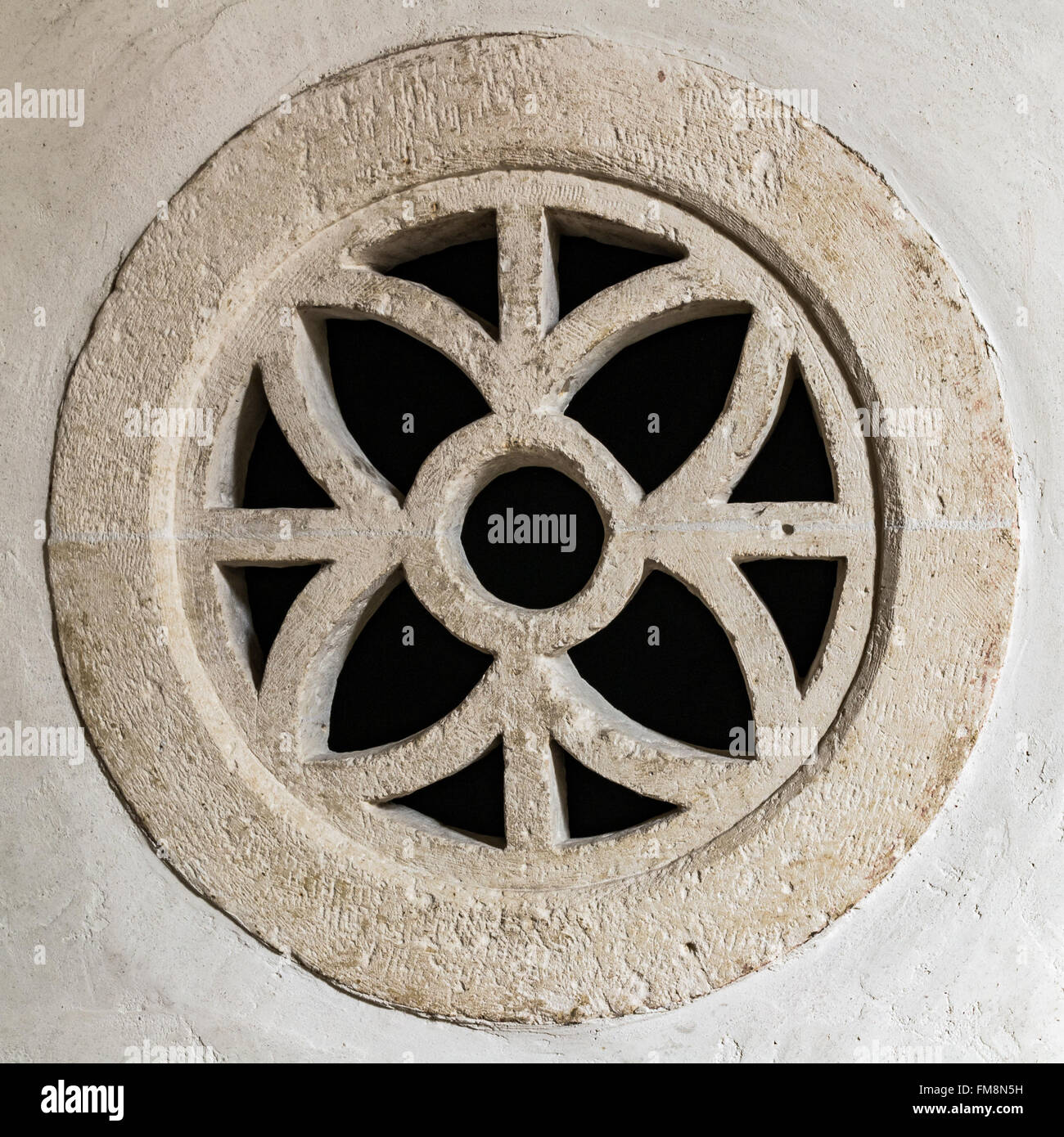 Pierre ronde à l'intérieur d'une fenêtre en ogive construction symétrique. Banque D'Images