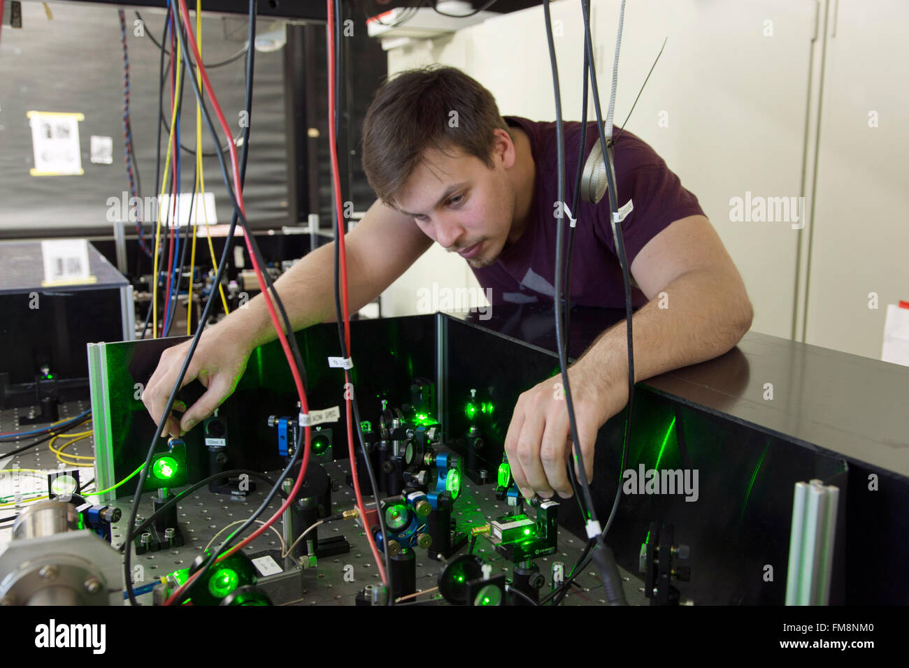 Montage expérimental dans un laboratoire laser à l'Institut de physique expérimentale à Dusseldorf, Allemagne Banque D'Images