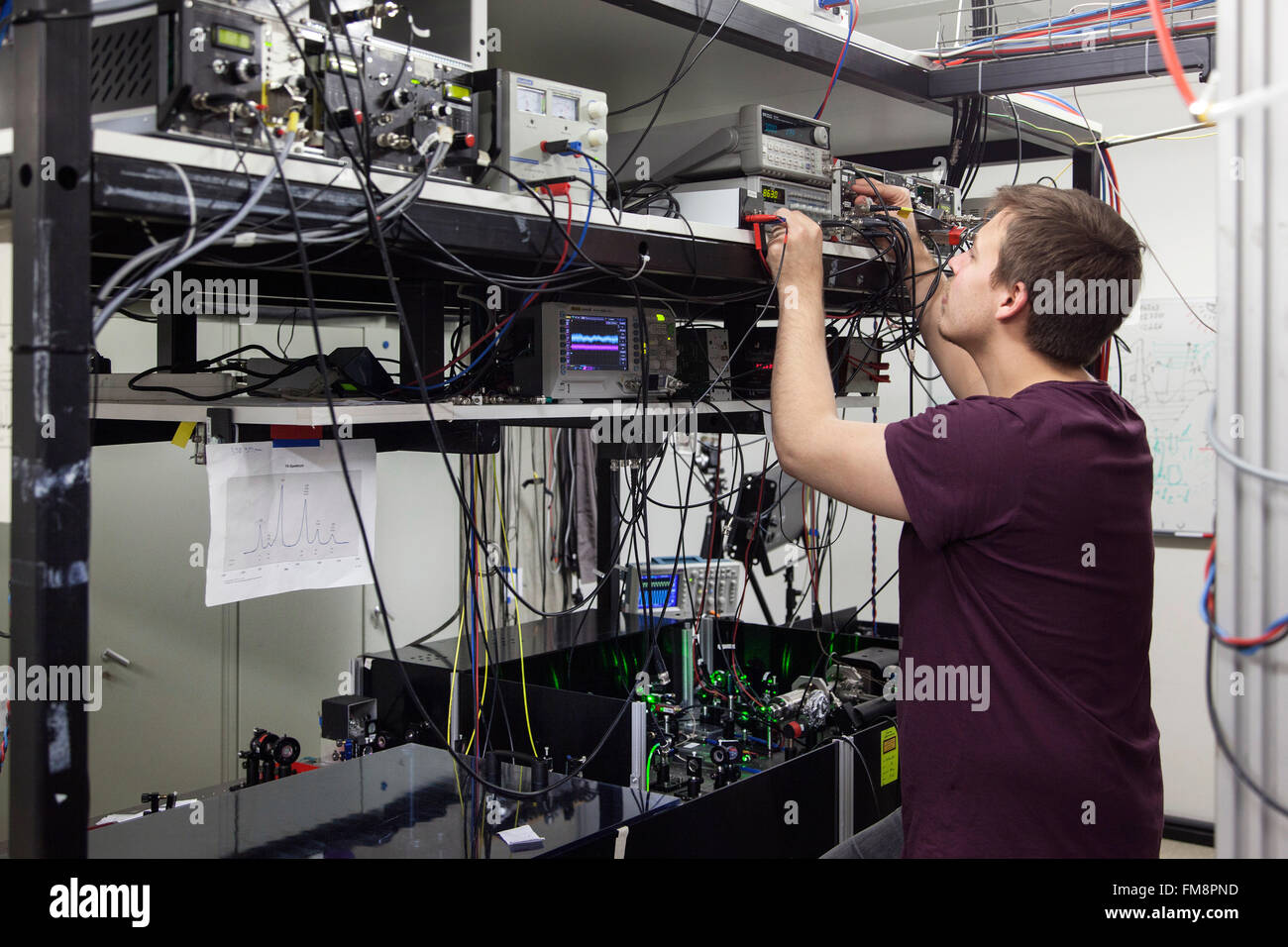 Montage expérimental dans un laboratoire laser à l'Institut de physique expérimentale à Dusseldorf, Allemagne Banque D'Images