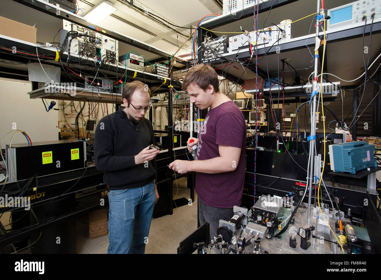 Montage expérimental dans un laboratoire laser à l'Institut de physique expérimentale à Dusseldorf, Allemagne Banque D'Images