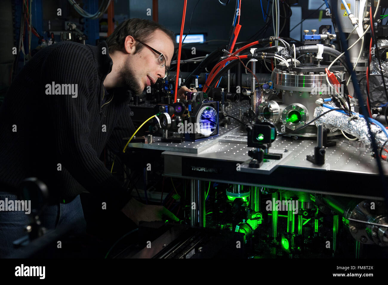 Montage expérimental dans un laboratoire laser à l'Institut de physique expérimentale à Dusseldorf, Allemagne Banque D'Images