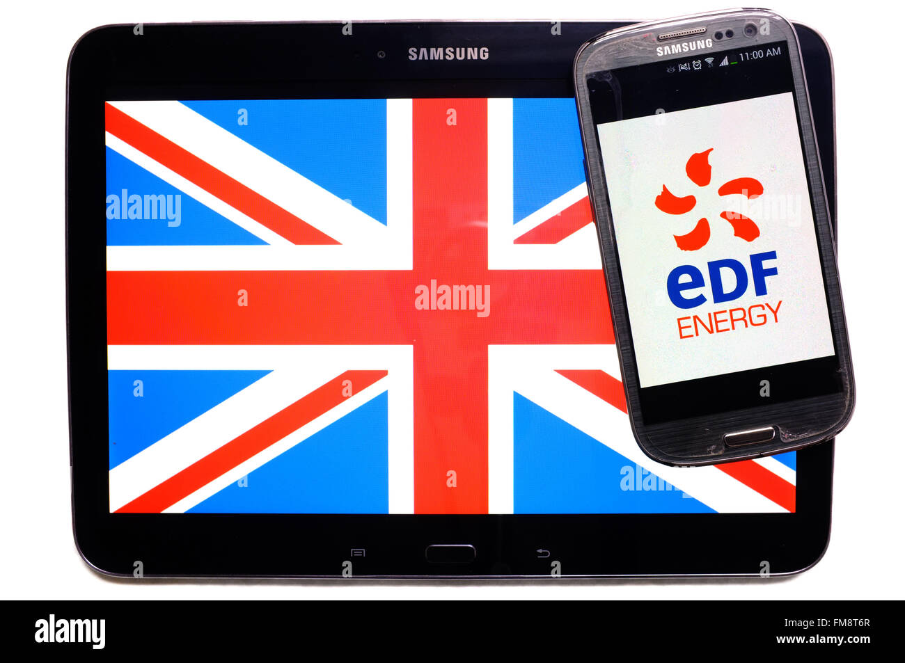 L'Union Jack sur une tablette et le logo d'EDF sur un smartphone sur un fond blanc. Banque D'Images