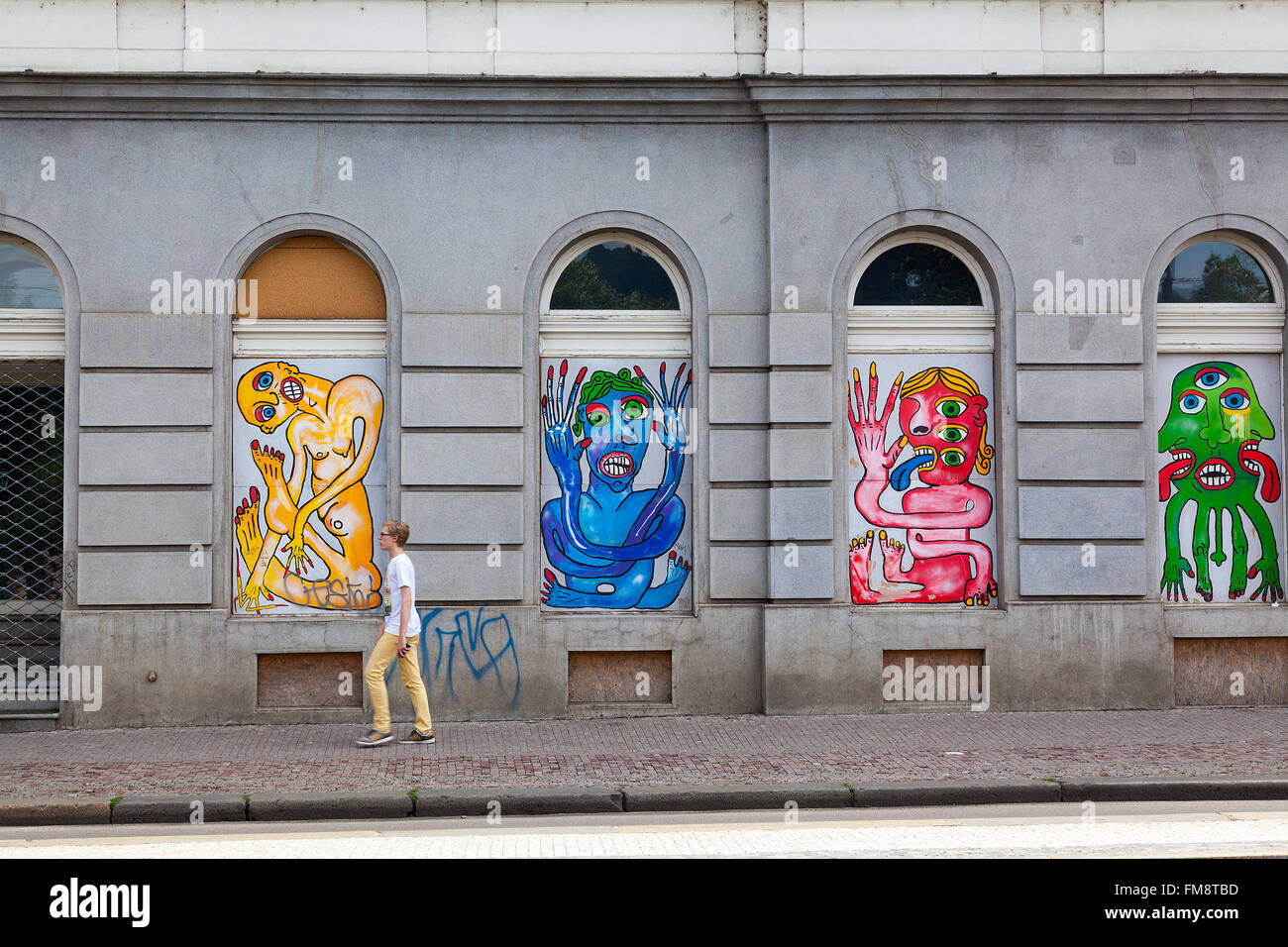 Murales colorées de l'art moderne sur un bâtiment à Prague République Tchèque Banque D'Images