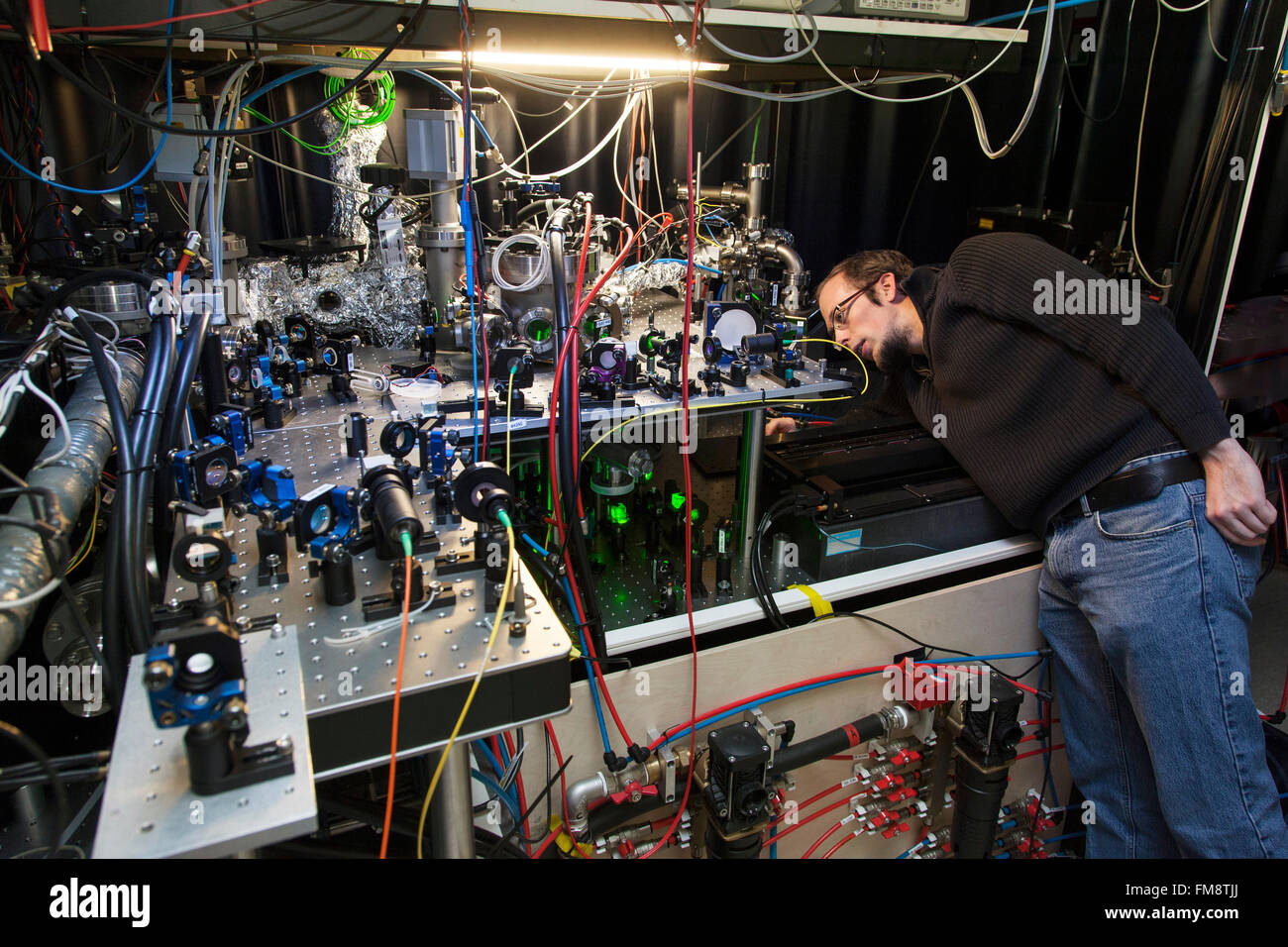 Montage expérimental dans un laboratoire laser à l'Institut de physique expérimentale à Dusseldorf, Allemagne Banque D'Images