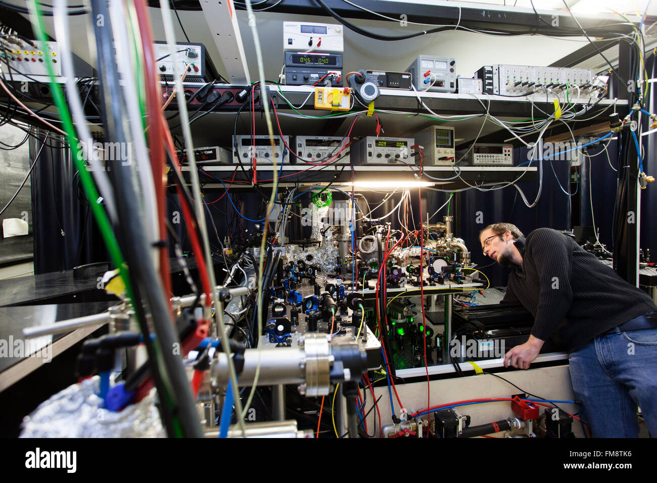 Montage expérimental dans un laboratoire laser à l'Institut de physique expérimentale à Dusseldorf, Allemagne Banque D'Images