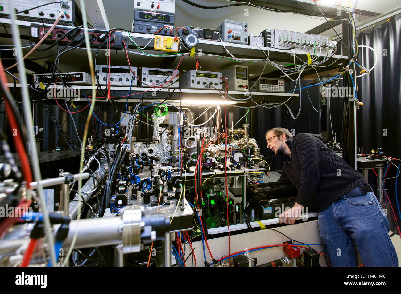 Montage expérimental dans un laboratoire laser à l'Institut de physique expérimentale à Dusseldorf, Allemagne Banque D'Images