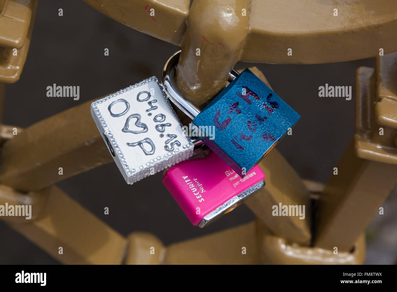 Cadenas attachés à des garde-corps comme un signe d'amour et d'affection Banque D'Images