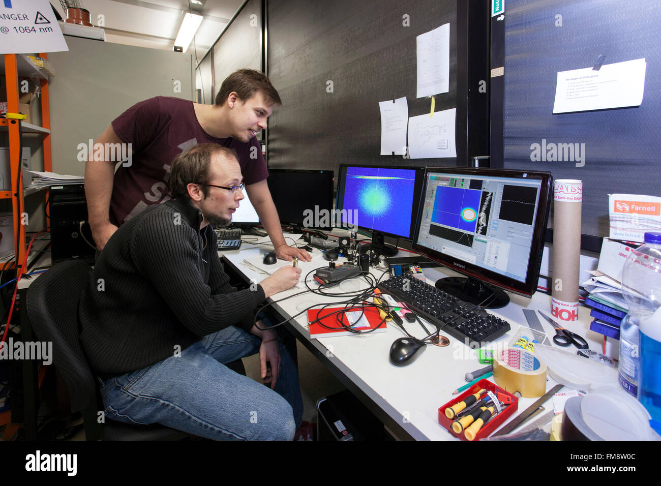 Montage expérimental dans un laboratoire laser à l'Institut de physique expérimentale à Dusseldorf, Allemagne Banque D'Images