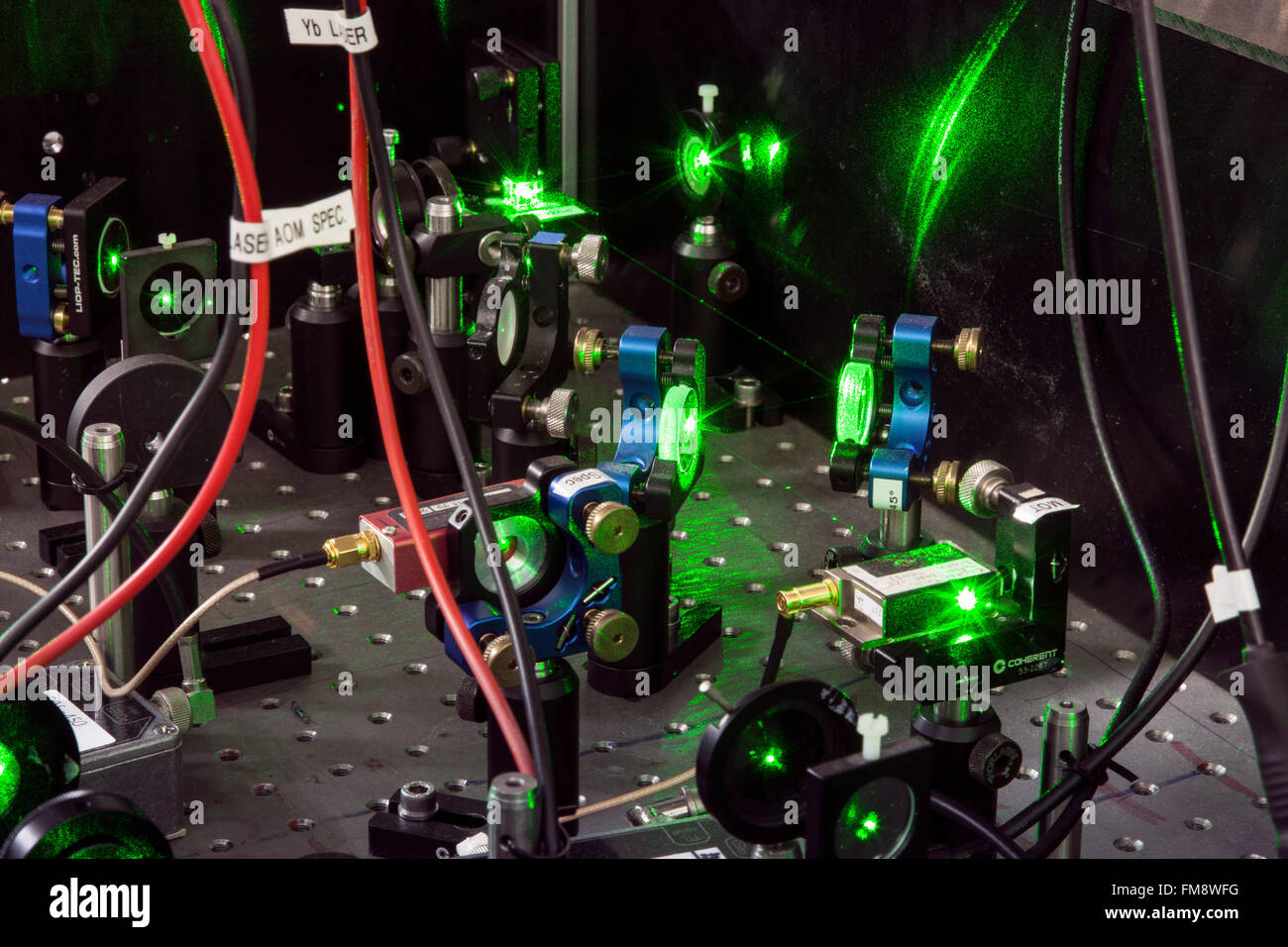 Montage expérimental dans un laboratoire laser à l'Institut de physique expérimentale à Dusseldorf, Allemagne Banque D'Images