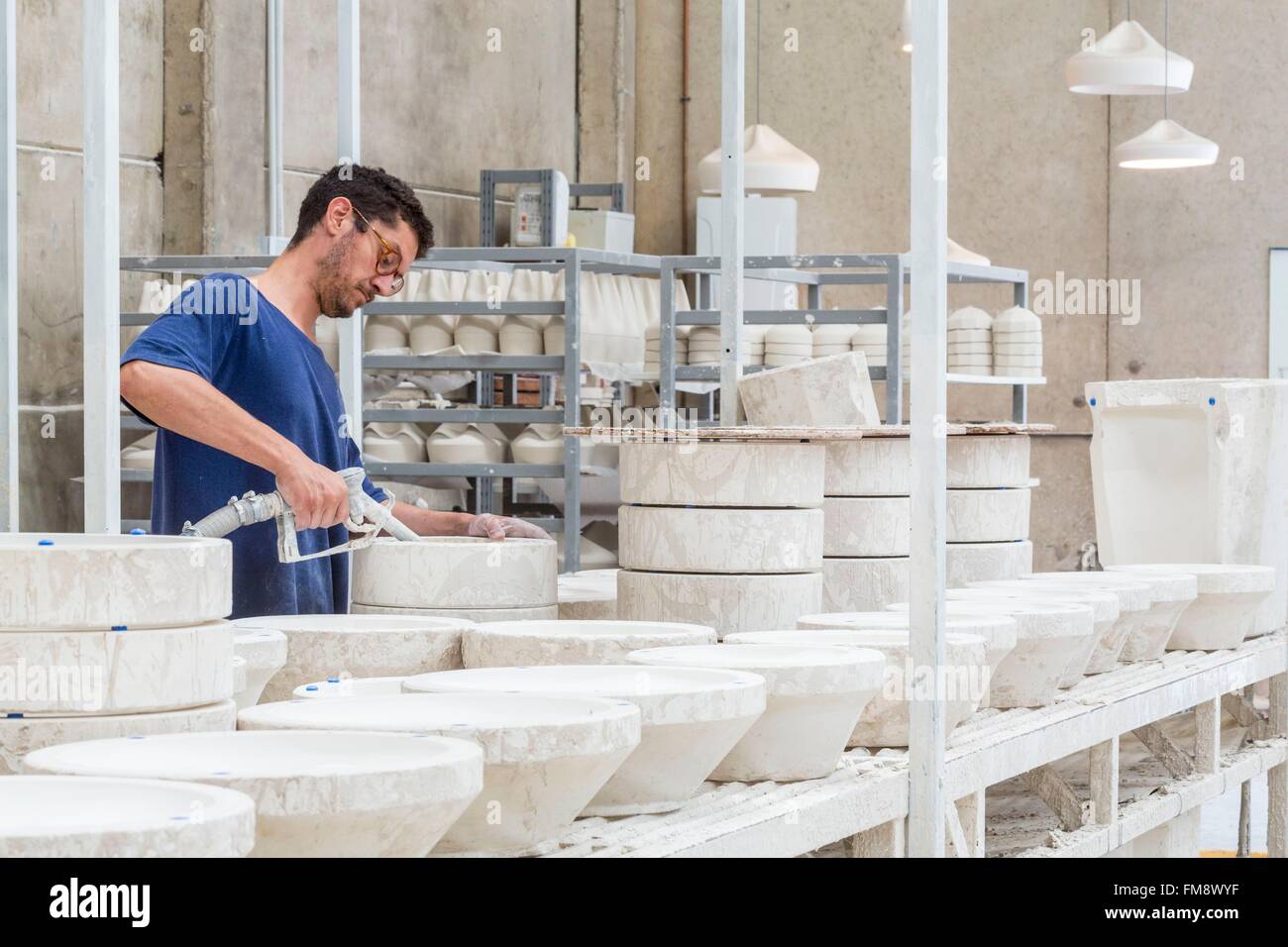 L'Espagne, la Catalogne, Rubi, atelier de céramique Apparatu fondée par Joan Manosa, remplissage des moules Banque D'Images