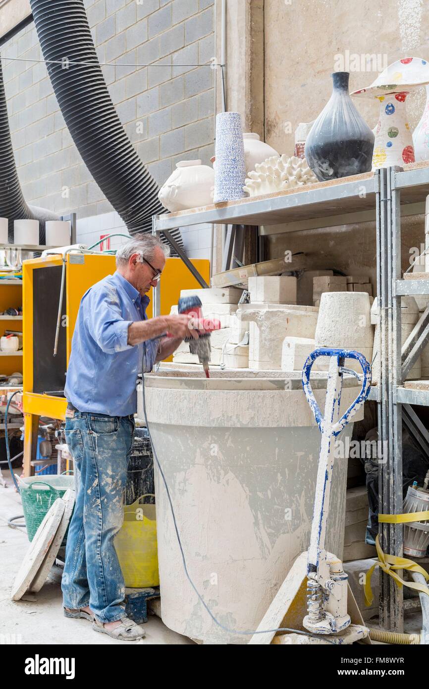 L'Espagne, la Catalogne, Rubi, atelier de céramique Apparatu fondée par Joan Manosa, préparation de l'argile par le céramiste Joan Manosa Banque D'Images