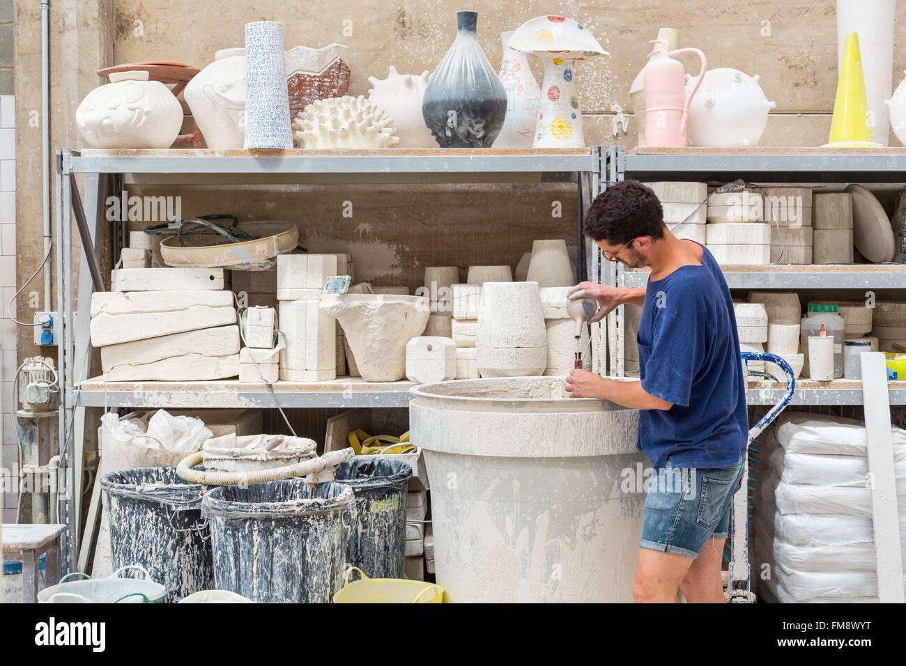 L'Espagne, la Catalogne, Rubi, atelier de céramique Apparatu fondée par Joan Manosa, argile préparé par le céramiste Xavier Manosa Banque D'Images