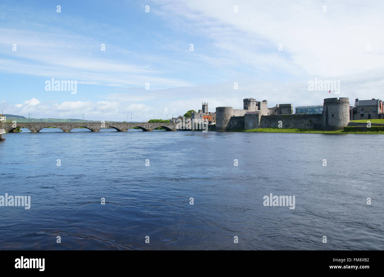 Rivière Shannon, Thomond Bridge et King John's Castle à Limerick, Irlande Banque D'Images