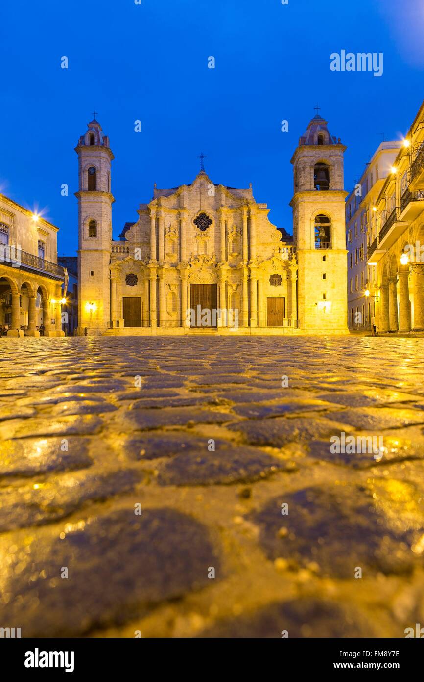 Cuba, Ciudad de la Habana Province, La Havane La Habana Vieja, quartier classé au patrimoine mondial, la place de la cathédrale et Catedral de la Virgen Maria de la Immaculada Concepcion Banque D'Images