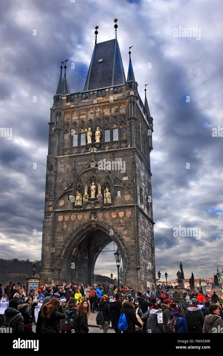 Une des tours du pont Charles (du côté de Stare Mesto - 'vieille ville'), Prague, République tchèque. Banque D'Images