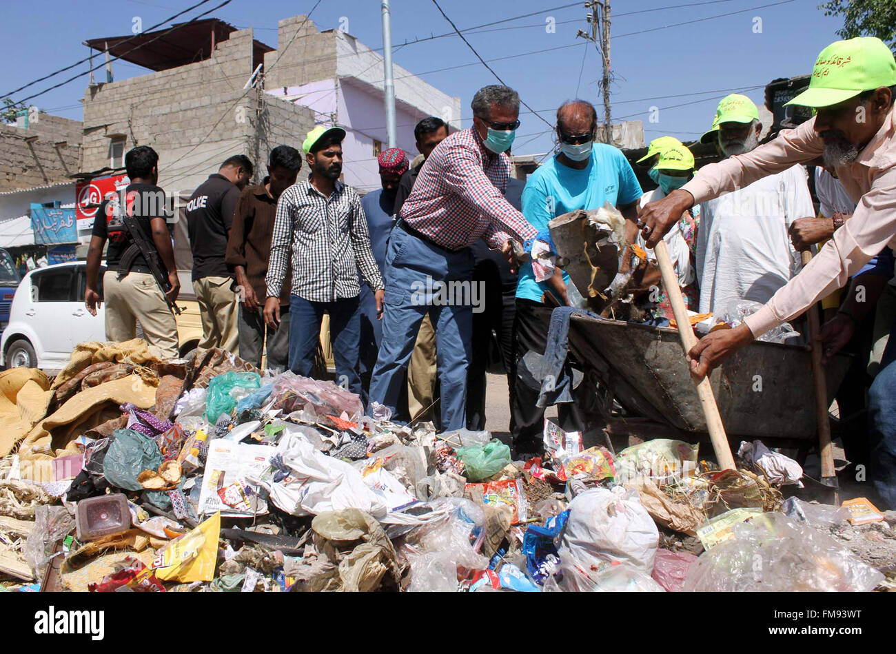 Muttahida Qaumi Movement (MQM) nommé maire de Karachi, Wasim Akhtar avec les autres pour participer à la campagne de nettoyage Karachi (CKC) aux lignes domaine de Karachi le vendredi 11 mars, 2016. Banque D'Images