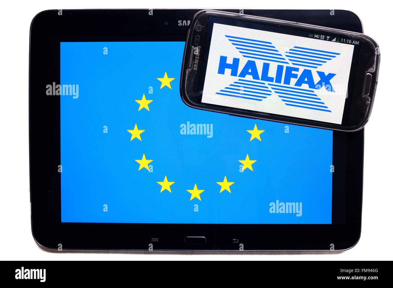 Un smartphone avec le logo de Halifax sur le dessus d'une tablette avec le drapeau de l'UE sur elle photographié sur un fond blanc. Banque D'Images