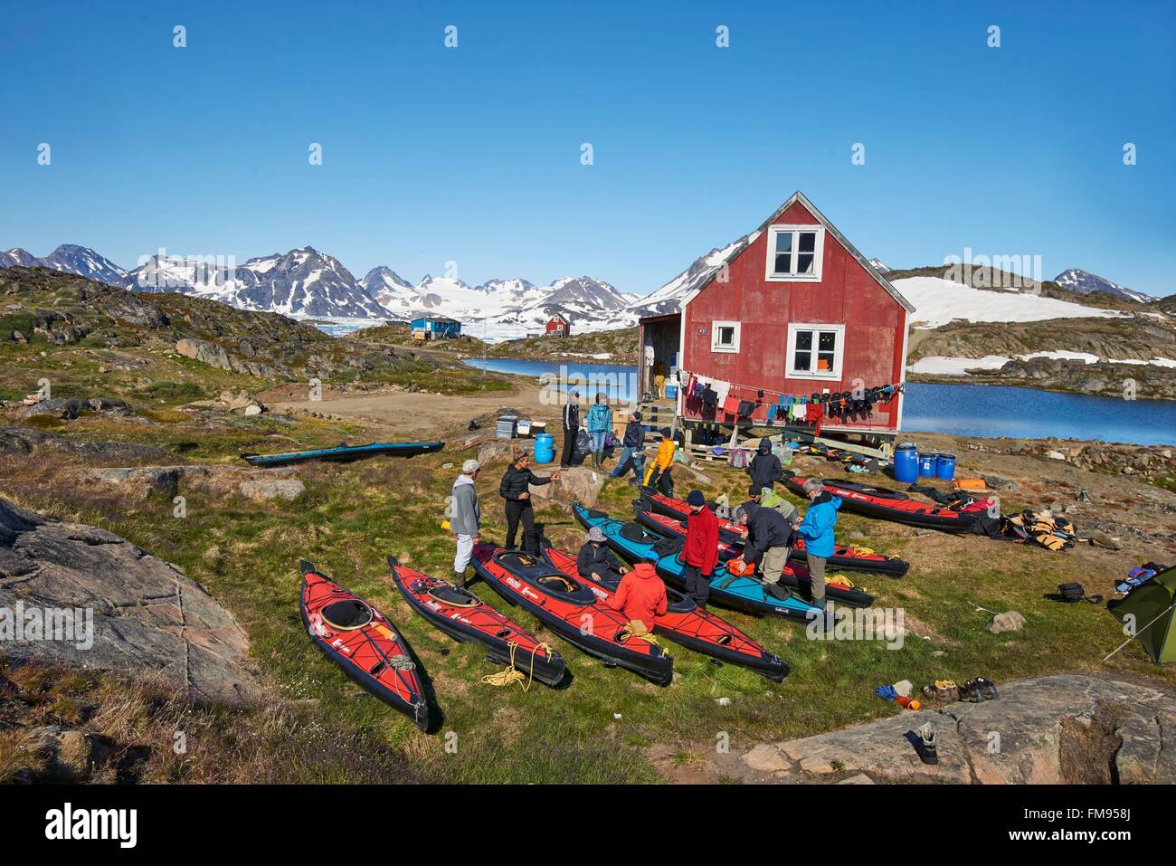 Le Groenland, Sermersooq, Kulusuk, village Inuit de Kulusuk, préparation des kayaks de mer Banque D'Images