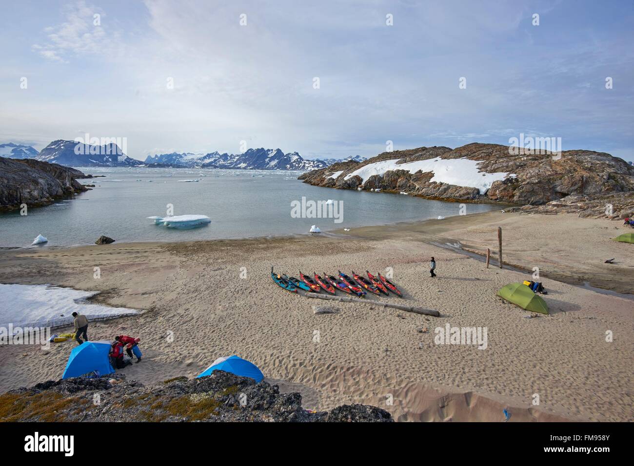 Le Groenland, Sermersooq, Kulusuk, village Inuit de Kulusuk, kayaks de mer dans le fjord d'Angmassalik Banque D'Images