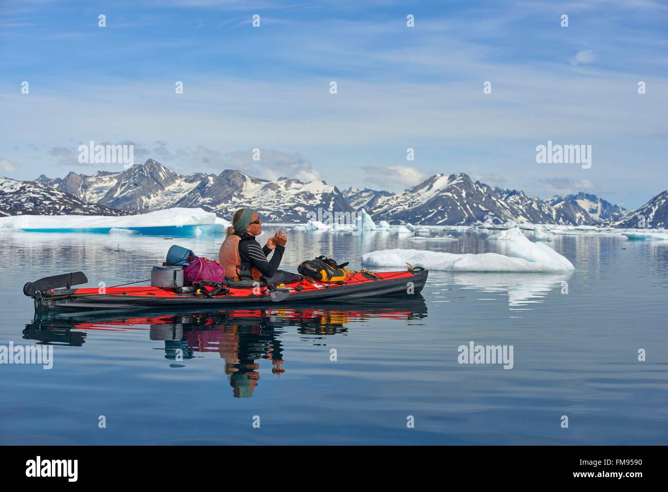 Le Groenland, Sermersooq, Kulusuk, village Inuit de Kulusuk, kayaks de mer dans le fjord d'Angmassalik Banque D'Images