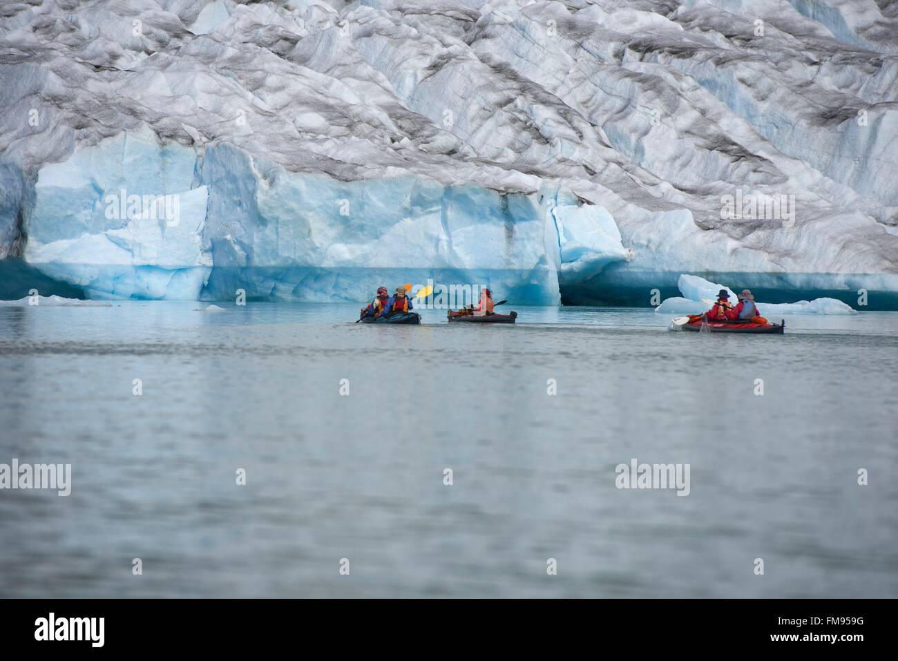 Le Groenland, Sermersooq, Kulusuk, village Inuit de Kulusuk, kayaks de mer dans le fjord de Sermiligaq avec les glaciers Karale Banque D'Images