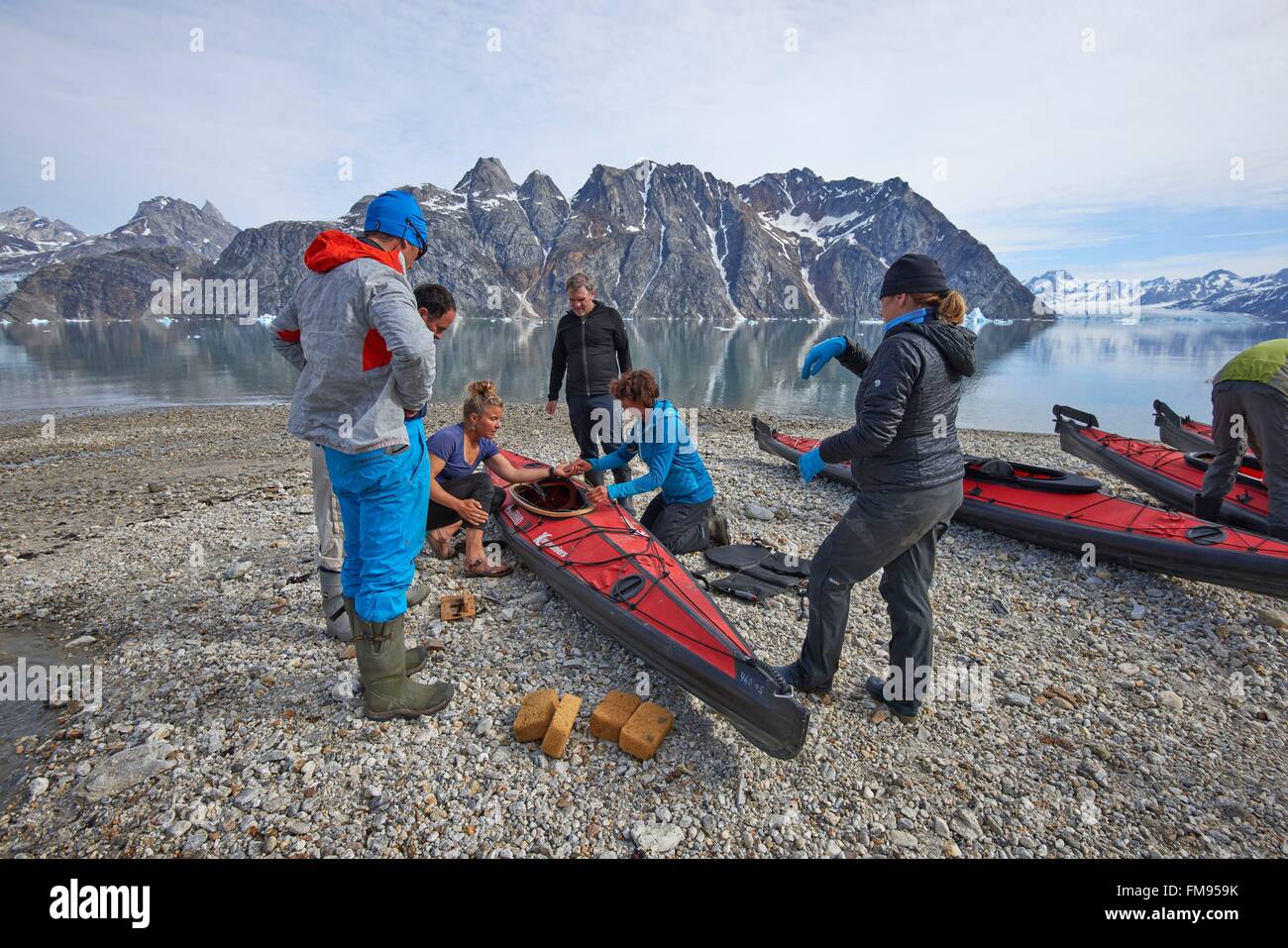 Le Groenland, Sermersooq, Kulusuk, village Inuit de Kulusuk, démontage de kayaks de mer dans le fjord de Sermiligaq avec les glaciers Karale Banque D'Images