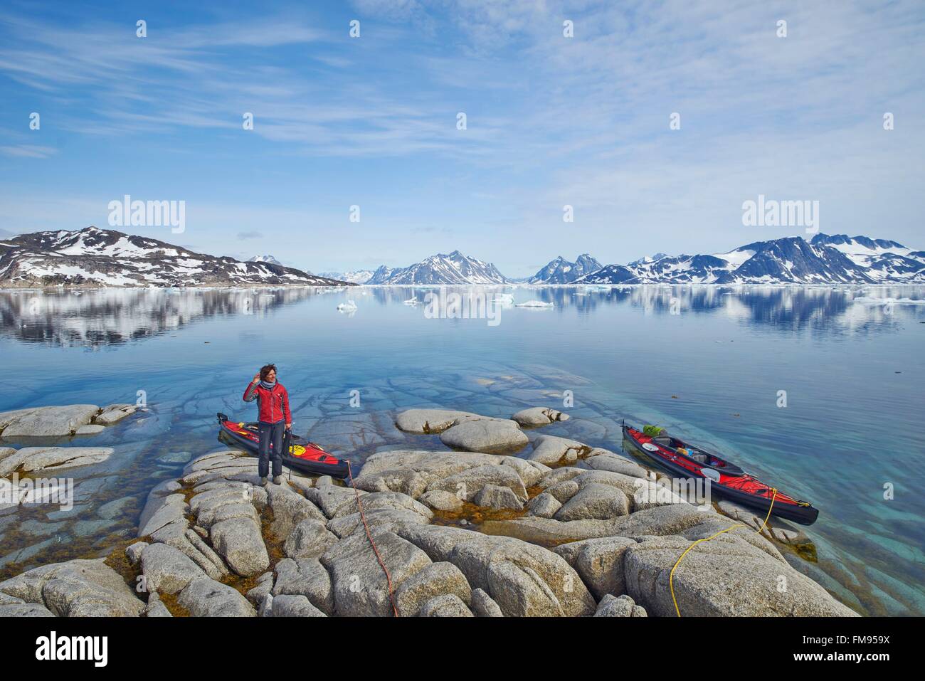 Le Groenland, Sermersooq, Kulusuk, village Inuit de Kulusuk, kayaks de mer dans le fjord d'Angmassalik Banque D'Images