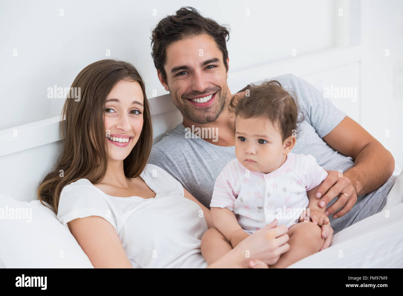 Heureux Couple Avec Bebe Girl Resting On Bed Photo Stock Alamy