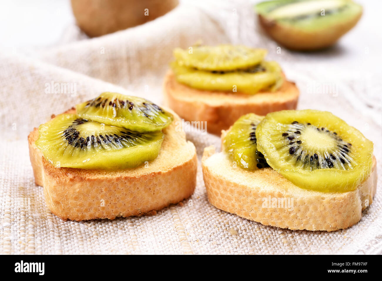 Snack sucré kiwi en conserve sur les tranches de pain, vue en gros Banque D'Images