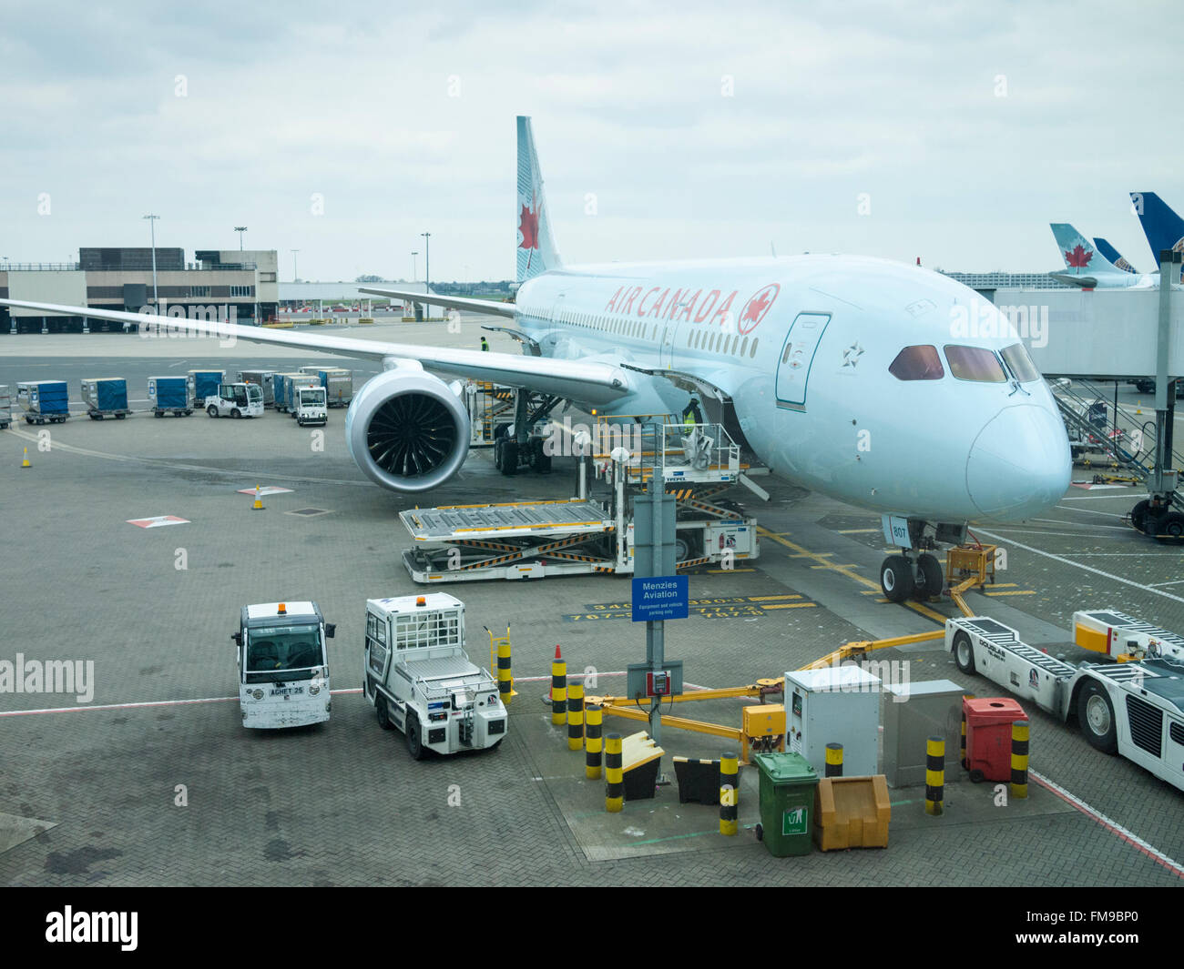 Un Boeing 788 d'Air Canada avion passager être ravitaillé et chargés à l'aéroport Heathrow de Londres UK Banque D'Images