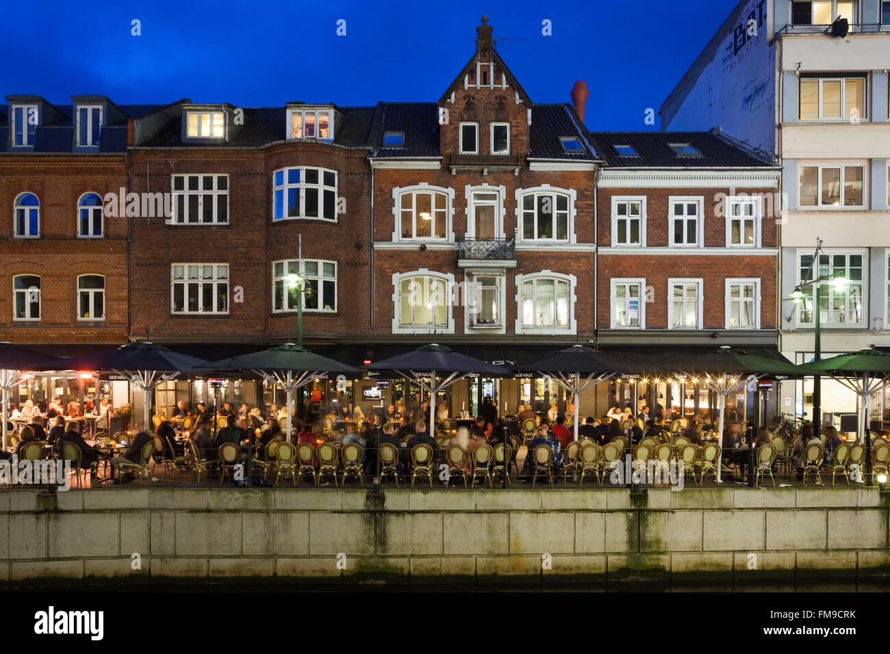 Le Danemark, le Jutland, Aarhus, Capitale européenne de la Culture 2017, les cafés au bord du canal, soir Banque D'Images