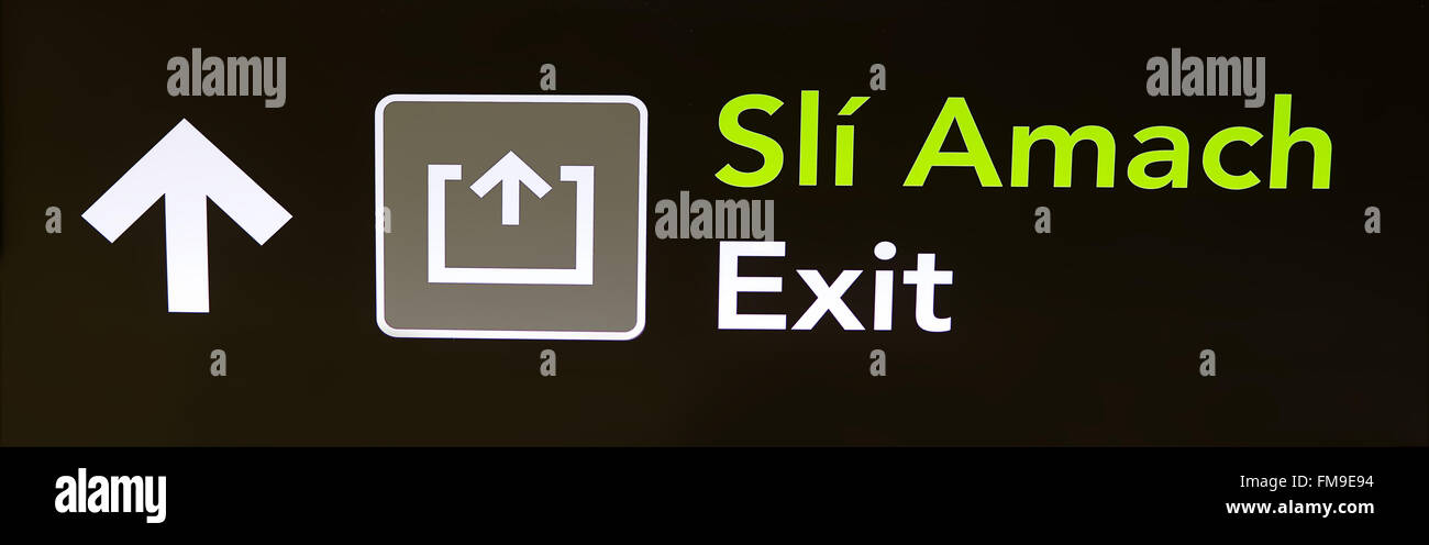 Pancarte à l'aéroport avec le double langage. Banque D'Images