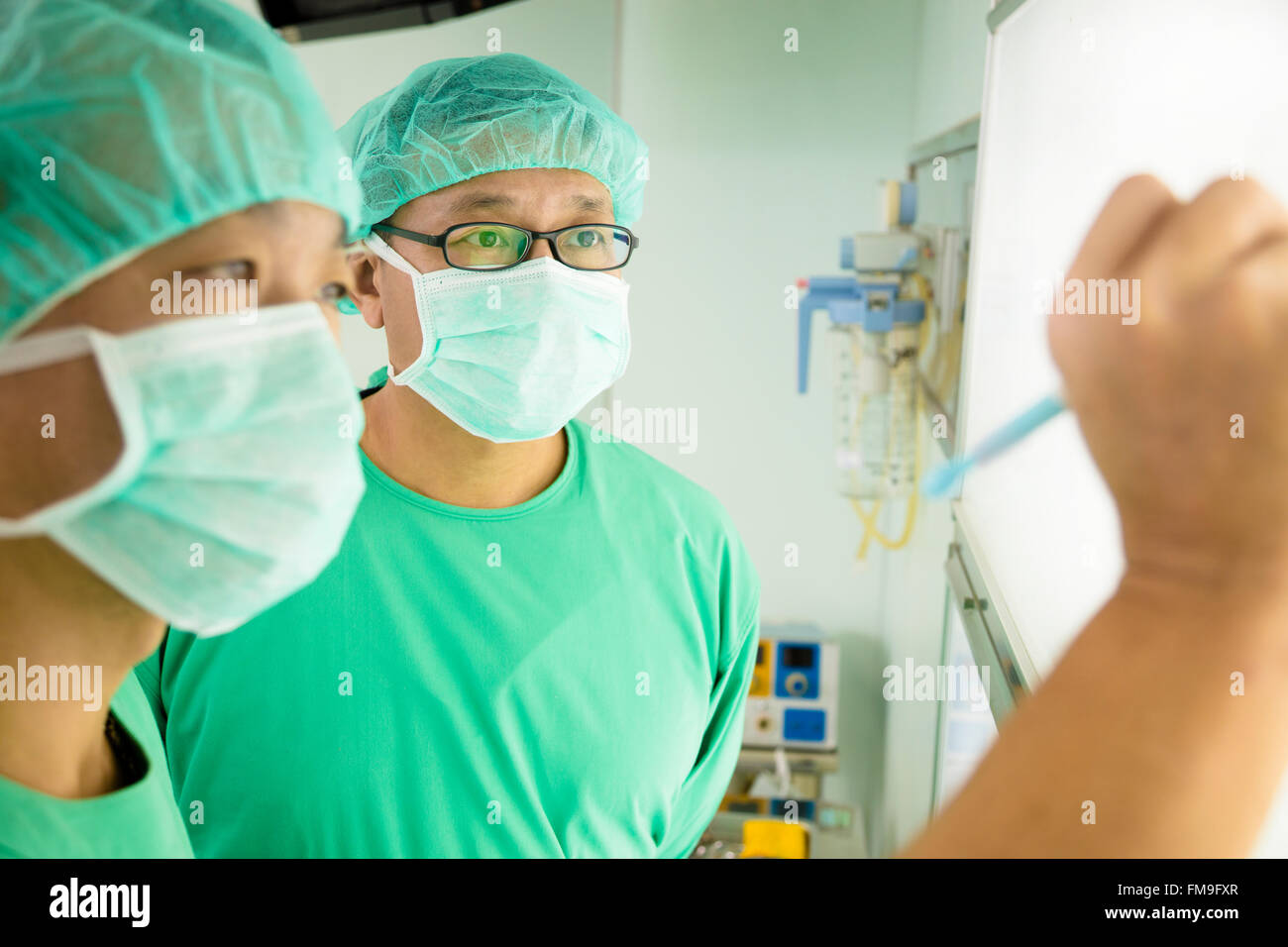 L'écriture et de discuter de dossiers chirurgiens Banque D'Images