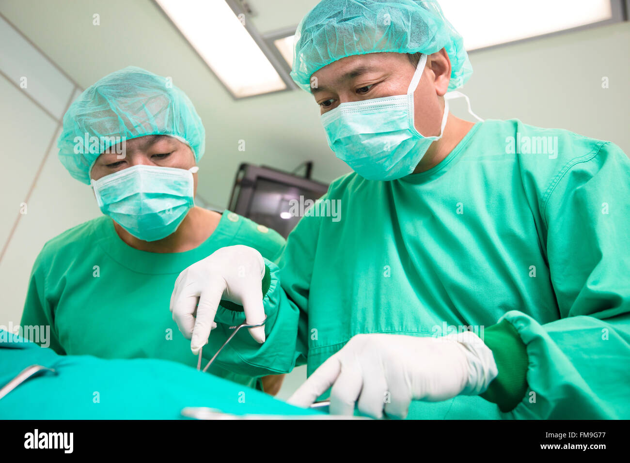 Chirurgiens durant une opération chirurgicale à l'hôpital Banque D'Images